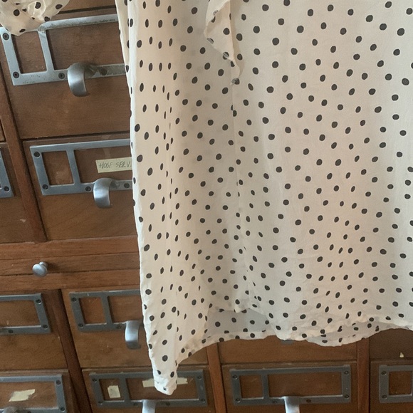 Madewell Silk V-Neck Shoulder-Ruffle Top in Inkbrush Dots Size Medium - Picture 5 of 11